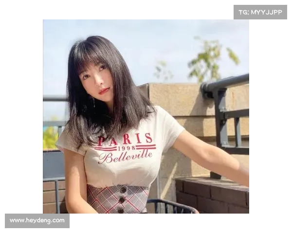 柳岩网球场露面,超短裙与筒袜穿搭成为焦点,粉丝纷纷称赞她的完美曲线! 柳岩网球场露面,超短裙与筒袜穿搭成为焦点,粉丝纷纷称赞她的完美曲线!